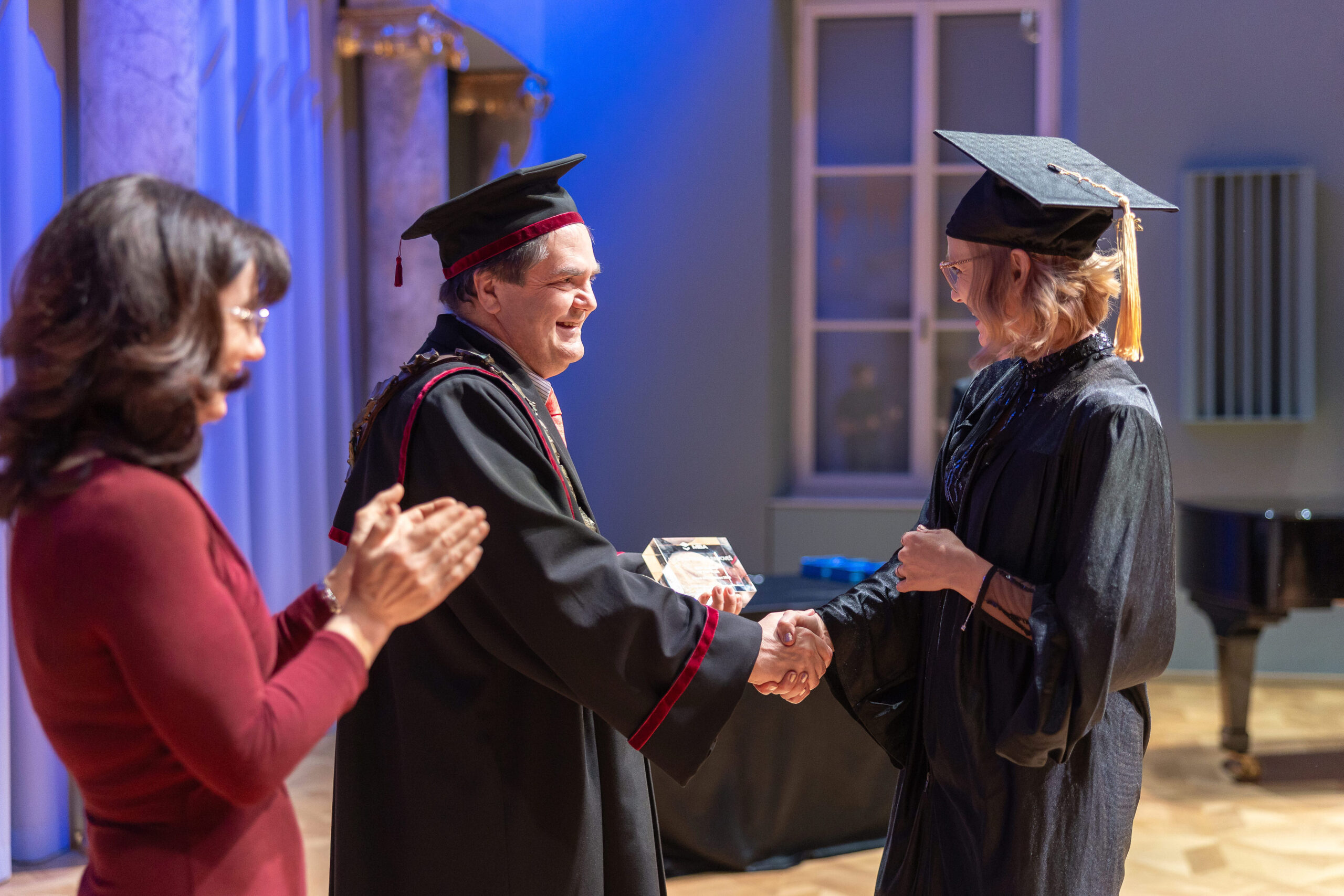 Katarina Primožič Ramoveš se rokuje z dekanom Tomažem Turkom